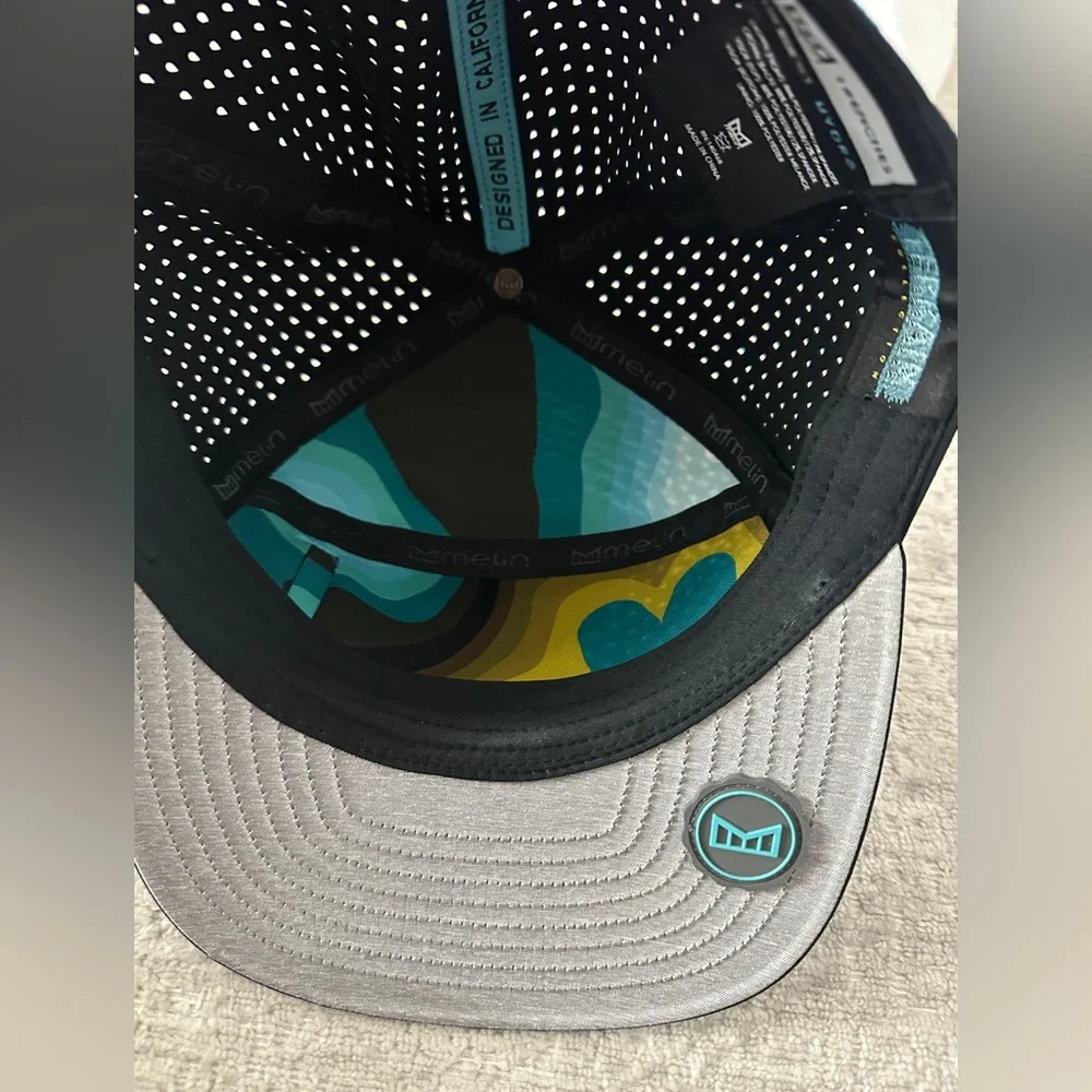 Stylish Black and Gray Cap with Pattern - Picture 3 of 4